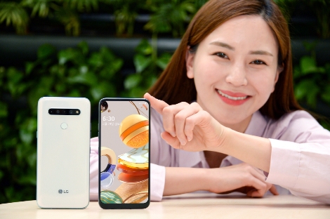 모델이 LG Q61을 소개하는 모습. 사진=LG전자