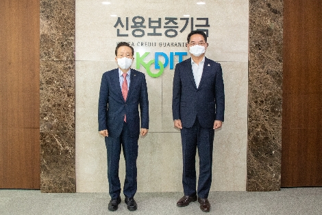 윤대희 신용보증기금 이사장(왼쪽)이 21일 신용보증기금 본점에서 권태성 국민권익위원회 부위원장(오른쪽)과 함께 코로나19 피해기업 지원방안에 대해 논의하고 기념촬영을 하고 있다. 사진=신용보증기금