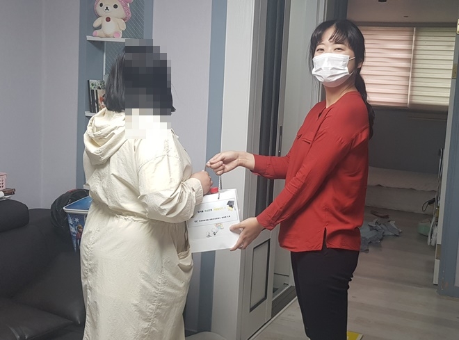 검정고시 응시생에게 격려품을 전달하고 있다.(사진제공=안동준법지원센터)