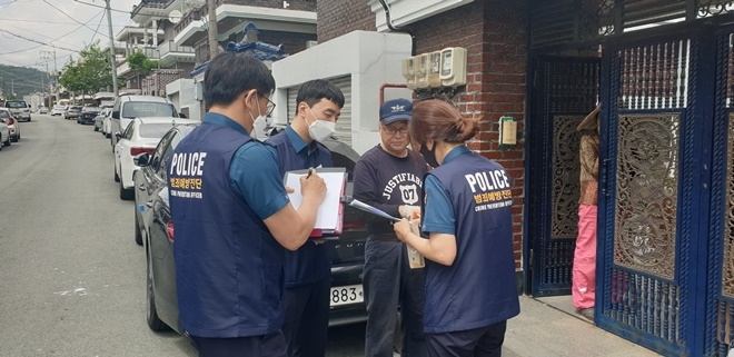 반송동 여성안심귀갓길 환경개선 설문조사를 하고 있다.(사진제공=창원중부경찰서)