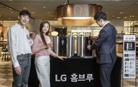 모델들이 지난 15일 신세계백화점 명동본점에서 'LG 홈브루' 시음행사를 참여하고 있다. 사진=LG전자