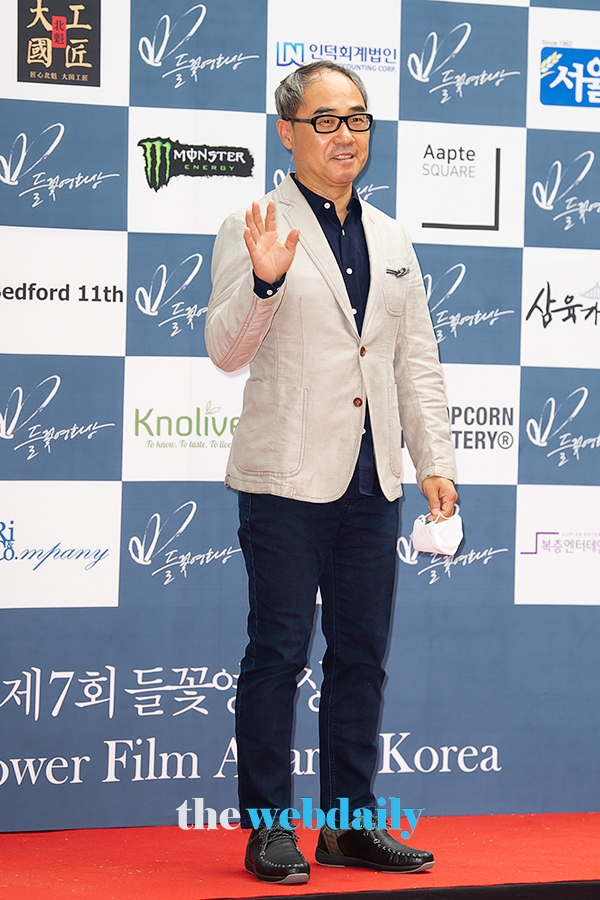 강신일, 제7회 들꽃영화상 포토월 현장