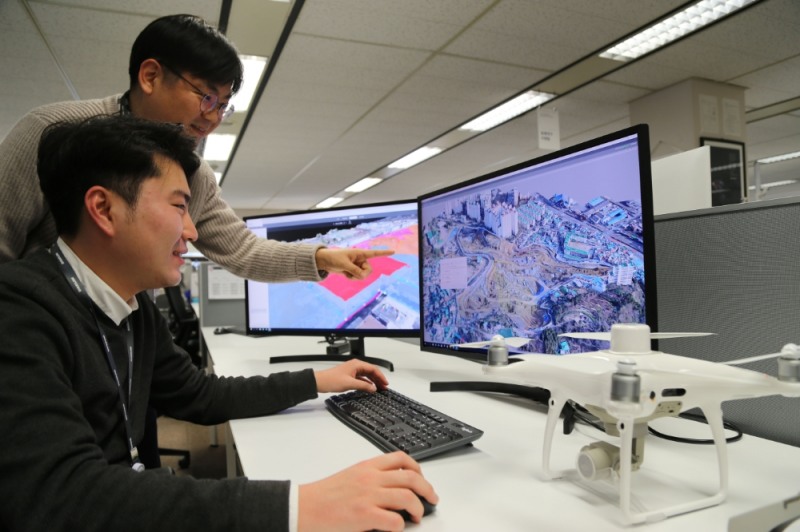 대림산업 직원이 드론으로 촬영해 3D로 변환한 영상 데이터를 통해 현장 측량 자료를 확인하고 있다.(사진=대림산업)