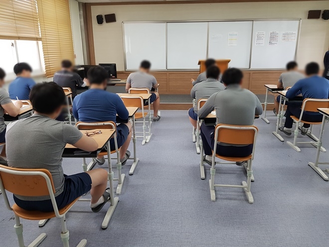 검정고시 응시모습.(사진제공=법무부 고봉중고등학교)