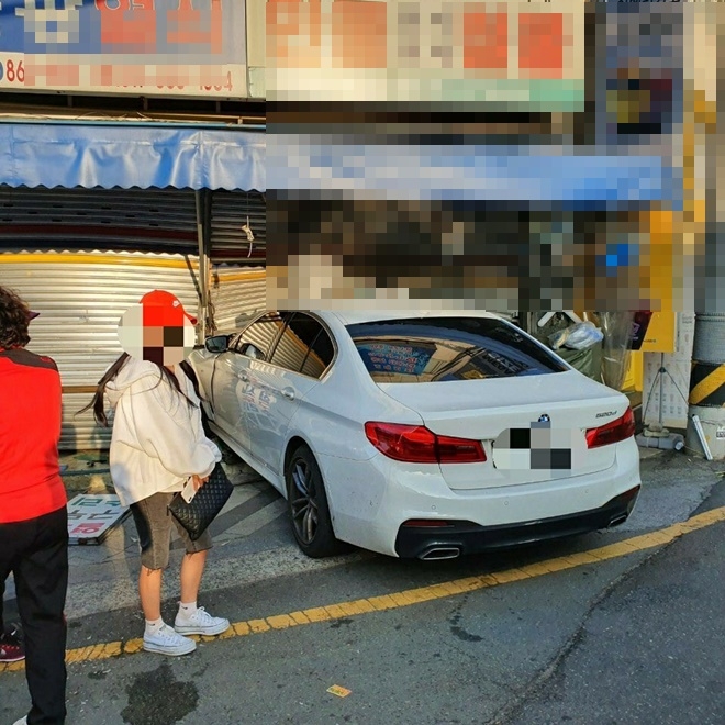 열쇠가게로 돌진한 BMW차량.(사진제공=부산경찰청)
