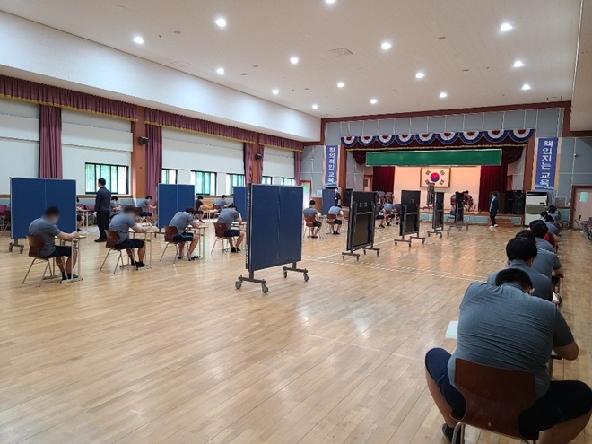 23일 부산소년원에 마련된 고사장에서 재원생 47명이 검정고시에 임하고 있다.(사진제공=오륜정보산업학교)