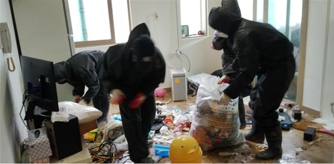 사회봉사대상자들이 쓰레기 및 오물을 치우고 있다.(사진제공=논산준법지원센터)