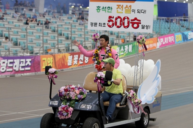 2016년 경륜 최초 500승이라는 대업을 달성한 홍석한 선수가 벨로드롬을 돌며 팬들에게 인사를 하고 있다. 그는 지금도 매경기 출전하며 경륜 역사를 다시 쓰고 있다. (사진=국민체육진흥공단)