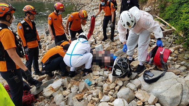 26일 울기등대 부근 해상서 익수자를 구조하고 응급처치를 하고 있다.(사진제공=울산소방본부)