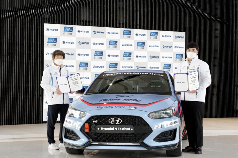 홍석범 현대차 국내마케팅실장(좌), 김주현 ‘TEAM HMC’ 단장(우)의 모습.(사진=현대자동차)