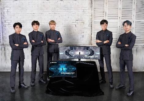 e스포츠 전문기업 T1의 리그오브레전드(LoL) e스포츠 팀 선수들이 삼성 게이밍 모니터 '오디세이'를 소개하고 있다. 왼쪽부터 커즈(문우찬), 페이커(이상혁), 칸나(김창동) 테디(박진성), 에포트(이상호) 선수. 사진=삼성전자