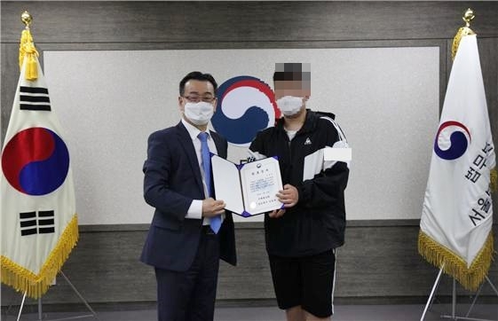 27일 보호관찰대상자에게 서래빛교회 후원 원호금을 전달하고 기념촬영.(사진제공=서울준법지원센터)