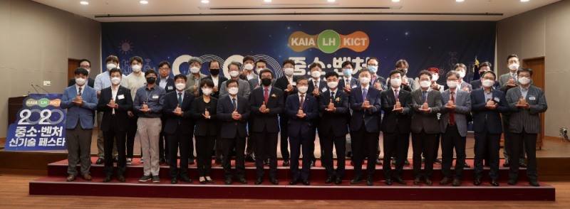 28일 진주 LH 본사에서 개최된 ‘2020 중소‧벤처 신기술 페스타’에서 변창흠 LH 사장(사진 첫줄 왼쪽 여덟 번째), 손봉수 국토교통과학기술진흥원장(사진 첫줄 왼쪽 일곱 번째), 한승헌 한국건설기술연구원장(사진 첫줄 왼쪽 아홉 번째)을 비롯한 참석자들이 기념사진을 촬영하고 있다.(사진=LH)