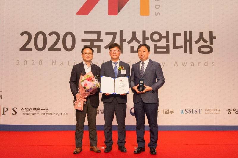 2020 국가산업대상 동반성장 부문 대상 수상 전경.가운데가 김환용 가스공사 상생협력본부장. (사진=한국가스공사)