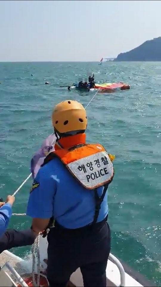 수상 레저객을 구조하고 송정항으로 입항시키고 있다.(사진제공=부산해양경찰서)