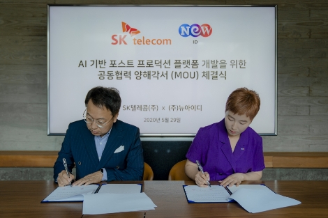 SK텔레콤 김혁 5GX미디어사업그룹장(왼쪽)과 NEW ID 박준경 사업부문대표가 협약서에 서명하고 있다. 사진=SK텔레콤