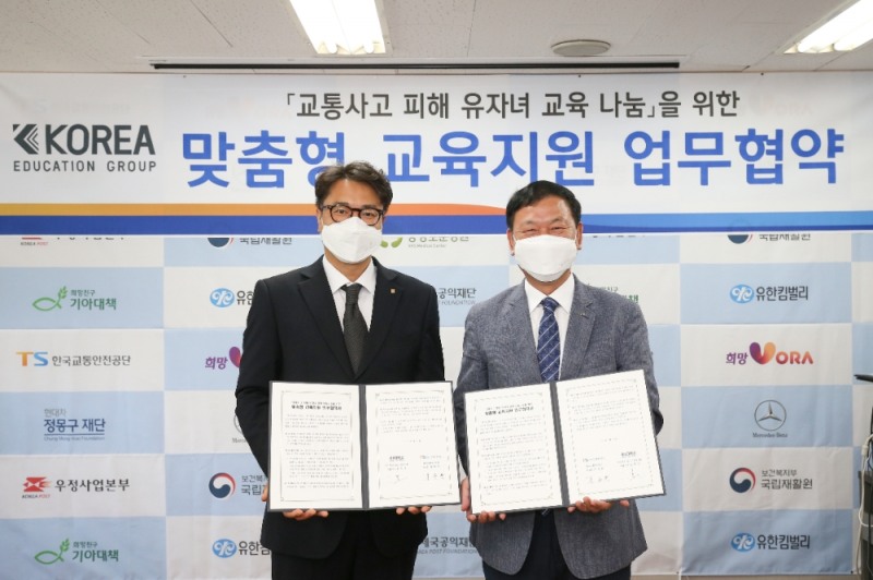 한국교통안전공단 김종현 교통안전본부장(오른쪽)과 ㈜코리아교육그룹 김인희 전무이사(왼쪽)가 29일 공단 서울 양재회의실에서 업무협약을 체결하고 있다.(사진=한국교통안전공단)