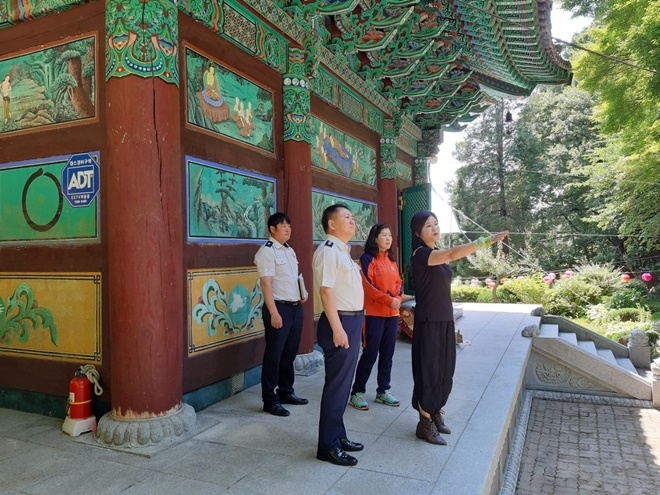 울산온산소방서가 부처님오신날 행사를 앞두고 전통사찰 화재예방컨설팅을 하고 있다.(사진제공=울산온산소방서)