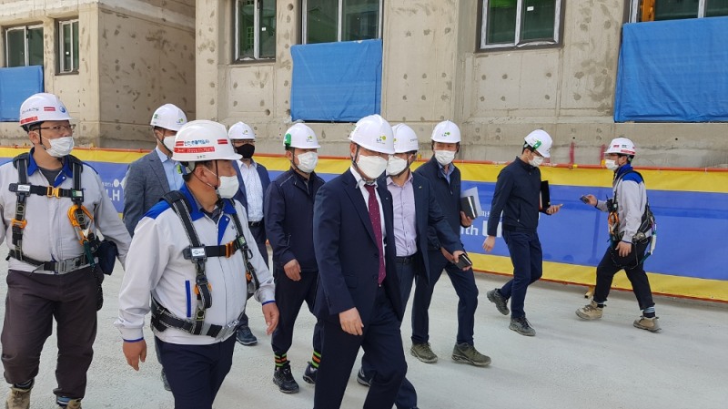 하남감일 B3블록 아파트 건설현장에서 진행된 특별 안전점검에서 강동렬 LH 건설기술본부장이 현장을 점검하고 있다.