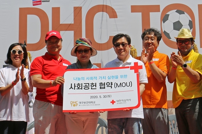 (왼쪽에서부터) 김영숙 DHC TOP 원장, 양대석 DHC TOP 총동창회 1기 부회장, 남성희 대구보건대학교 총장, 송준기 적십자 대구지사 회장, 윤태경 DHC TOP 총동창회 수석부회장, 이태훈 DHC TOP 총동창회 상임부회장.(사진제공=적십자사 대구지사)