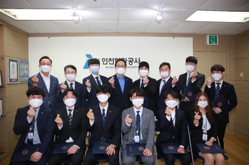 신규직원 임명식을 개최하고 기념사진을 촬영하고 있다.(사진=인천항만공사)