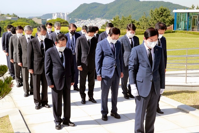 부산상의 허용도 회장 등 임직원들이 2일 오전 중구 중앙공원 충혼탑 참배를 하고 있다.(사진제공=부산상공회의소)