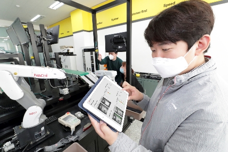 경기도 수원 코그넥스코리아 연구소에서 KT와 코그넥스 직원들이 ‘KT 5G 스마트팩토리 머신비전’ 솔루션을 점검하고 있다. 사진=KT