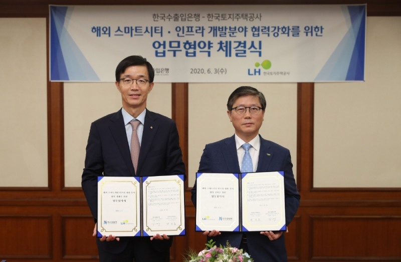 3일 한국수출입은행 여의도 본점에서 개최된 ‘해외 스마트시티‧인프라 개발분야 협력강화를 위한 업무협약 체결식’에서 변창흠 LH 사장(사진 오른쪽)과 방문규 한국수출입은행장(사진 왼쪽)이 협약체결 후 기념사진을 촬영하고 있다.