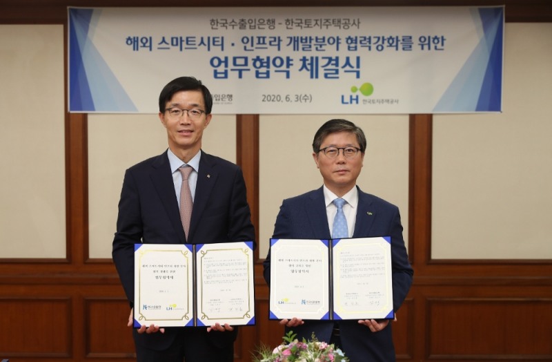 3일 한국수출입은행 여의도 본점에서 개최된 ‘해외 스마트시티‧인프라 개발분야 협력강화를 위한 업무협약 체결식’에서 변창흠 LH 사장(사진 오른쪽)과 방문규 한국수출입은행장(사진 왼쪽)이 협약체결 후 기념사진을 촬영하고 있다. 