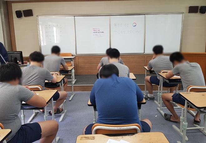 나라사랑 글짓기 대회에 참여하고 있는 원생들.(사진제공=서울소년원)