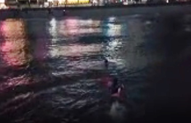 해경이 입수해 익수자를 구조하러 가고 있다.(사진제공=부산해양경찰서)