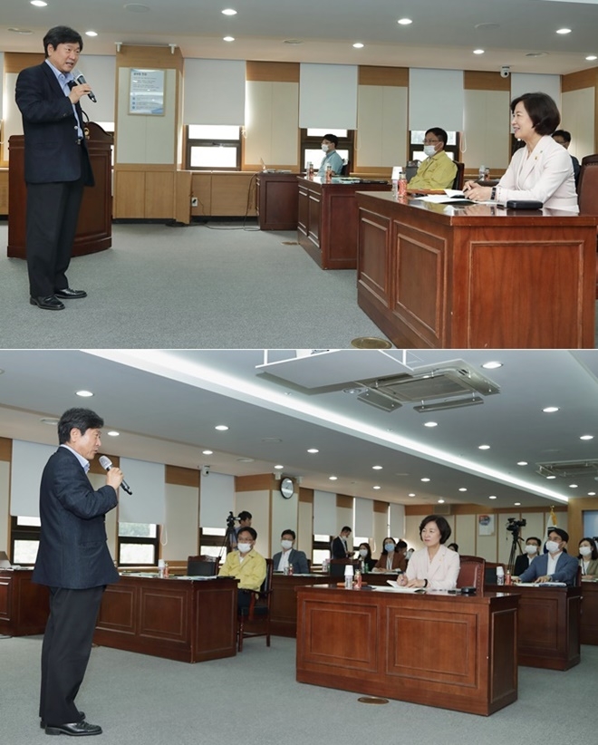 추미애 법무부장관이 김누리 교수의 강연을 듣고 있다./김누리 중앙대학교 교수가 4일 정부과천청사에서 개최된 「제2회 인권교육 간부 세미나」에서 법무부 간부들을 대상으로 ‘디지털 공간에서의 아동·청소년 성착취 실태와 대책’을 주제로 강연하고 있다.(사진제공=법무부)