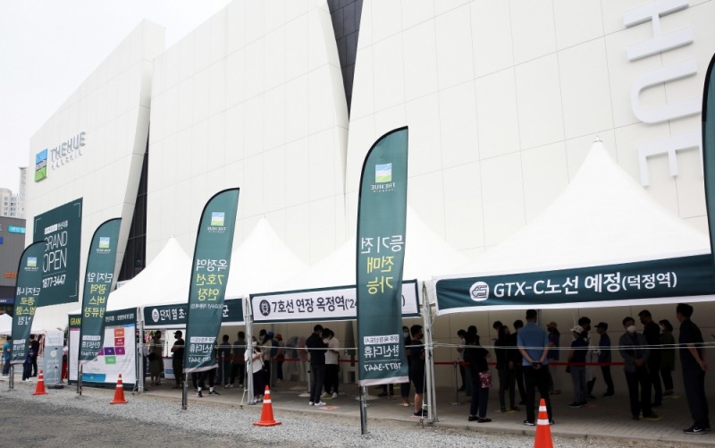 양주 옥정신도시 한신더휴 견본주택 외부 모습.