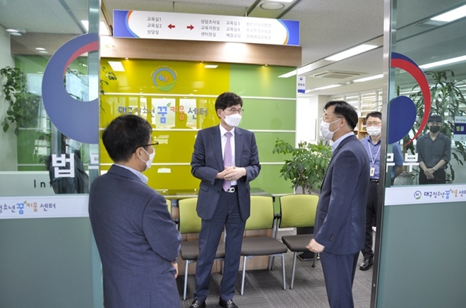 이윤직 대구가정법원장 일행이 9일 법무부 대구청소년꿈키움센터를 방문해 대화를 나누고 있다.(사진제공=대구청소년꿈키움센터)