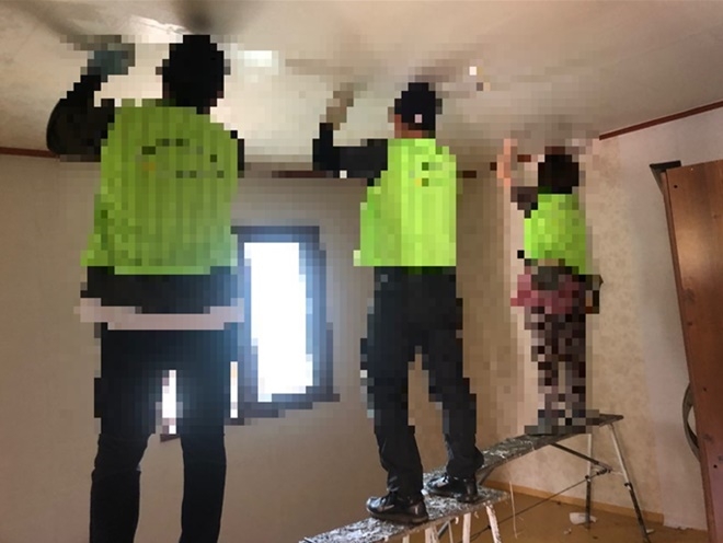 사회봉사명령대상자들이 도배를 하고 있다.(사진제공=창원준법지원센터)