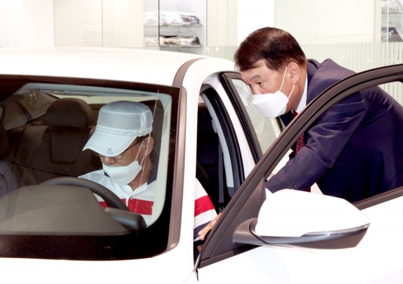 현대자동차 열 번째 판매거장으로 등극한 목포하당지점 안광혁 부장의 모습.(사진=현대자동차)