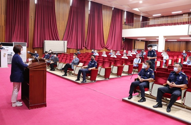 11일 문예작품 심사에 재능을 기부한 부산여성수필문인협회 회원이 강평을 하고 있다.(사진제공=부산교도소)