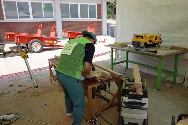 안동교도소 직업훈련생이 경상북도지방기능경기대회 실내장식 부문에 금상을 차지.(사진제공=안동교도소)