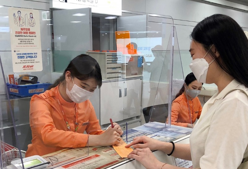 제주항공은 지난 13일 제주국제공항의 기존 발권 카운터에 투명 가림막을 설치한 ‘안심 체크인’ 카운터 운영을 시작했다(사진=제주항공)