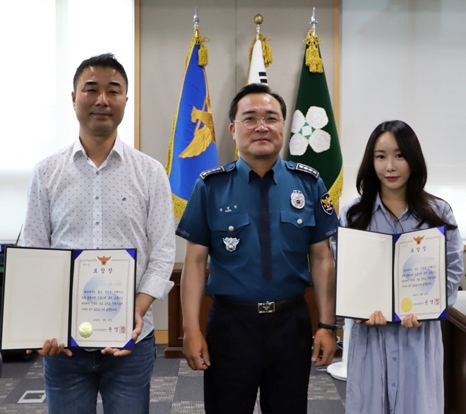 윤영진 부산사상경찰서장이 시민 영웅 2명에게 표창장을 수여하고 기념촬영.(사진제공=부산경찰청)