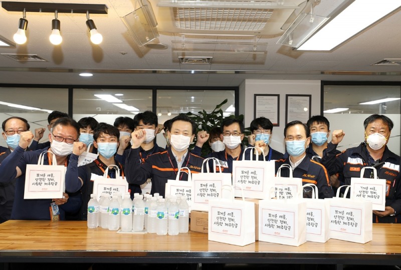 제주항공 김이배 대표이사(앞줄 왼쪽 세번째)가 15일 오전 김포국제공항 제주항공 정비본부 라운지를 방문해 자외선차단제 등 감사 선물을 전달했다.(사진=제주항공)