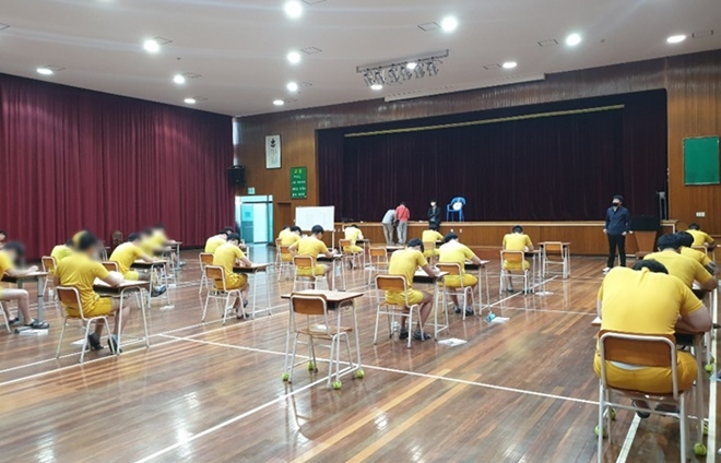 원생들이 검정고시에 임하고 있다.(사진제공=대구소년원)
