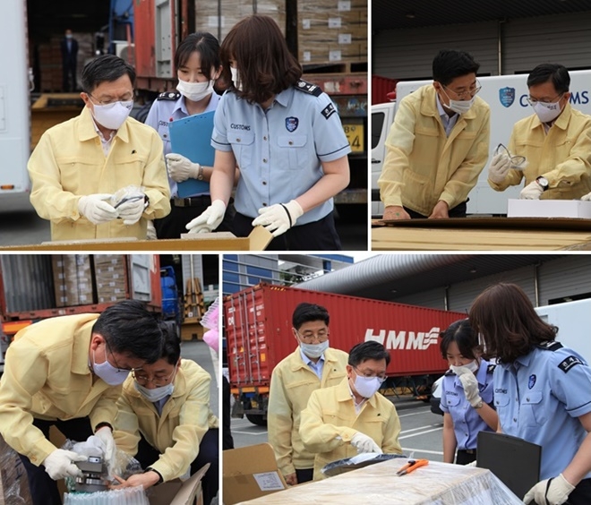 노석환 관세청장이 부산 신항 세관검사 현장을 점검하고 있다.(사진제공=부산본부세관)