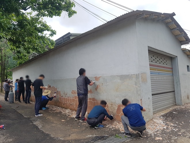 사회봉사대상자들이 바드리마을 환경정화 활동을 벌이고 있다.(사진제공=밀양준법지원센터)