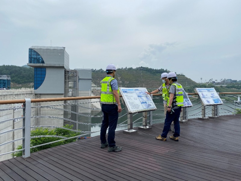 박영수 이사장(오른쪽)이 공단 직원들로부터 영주댐 시설물 현황에 관한 보고를 받고 있다. (사진=한국시설안전공단)