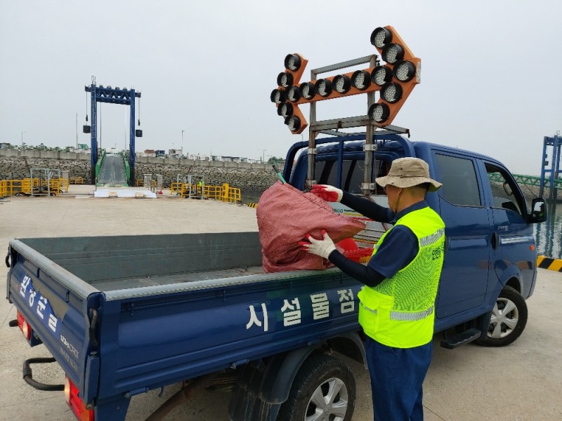 부잔교 시설 폐기물 청소 캠페인.(사진=인천항만공사)