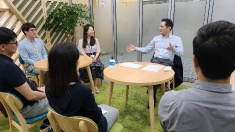 삼성전자 이재용 부회장이 19일 삼성전자 반도체 연구소를 방문해 연구원들을 격려하는 모습. 사진=삼성전자