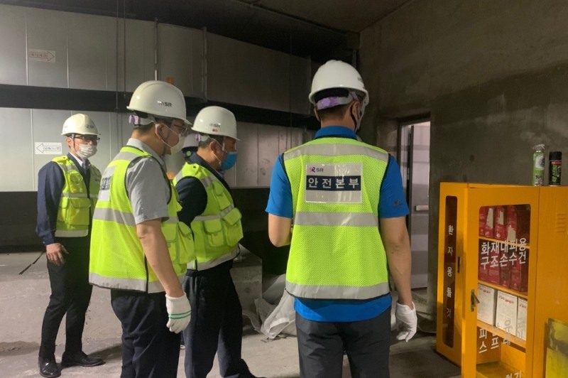 박규한 SR 안전본부장(왼쪽 세 번째)을 비롯한 점검단은 15일부터 19일까지 17개 수직구를 특별안전점검하며, 소방·구호물품 등 비상용품과 피난설비 관리 상태를 점검했다.(사진=SR)