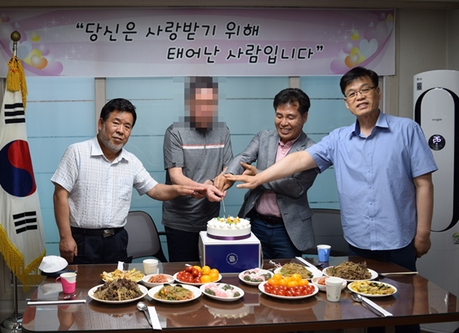 사전상담위원회 후원으로 생활관 숙식보호대상자를 위한 생일잔치를 열어주고 있다. (사진제공=한국법무보호복지공단경북서부지소)