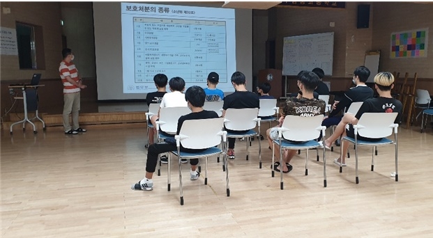 23일 두남학교에서 학교폭력 예방교육을 하고 있다.(사진제공=울산청소년꿈키움센터)